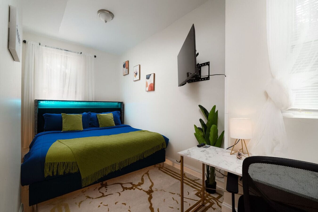 2 habitaciones, escritorio y tabla de planchar con plancha 