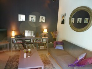 Smart TV, libros y biblioteca musical 