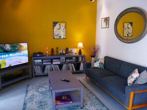Smart TV, libros y biblioteca musical 