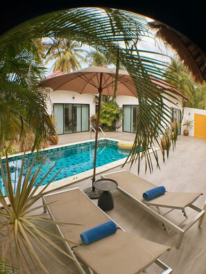 Outdoor pool - Villa Manni, bright and welcoming, nestled among coconut trees (Koh Phangan)