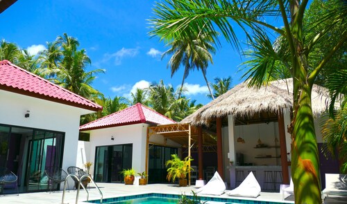 Villa Manni, bright and welcoming, nestled among coconut trees