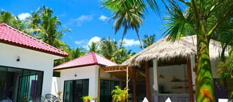 Villa Manni, bright and welcoming, nestled among coconut trees