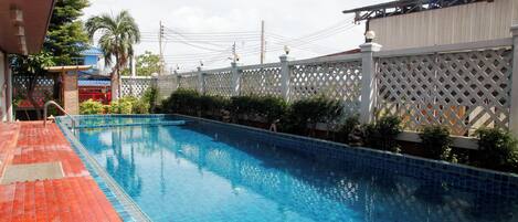 Una piscina al aire libre