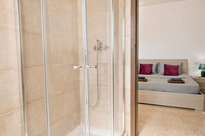 Dusche, Haartrockner, Handtücher