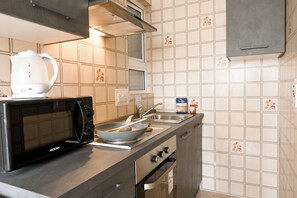 Réfrigérateur, four à micro-ondes, un four, surface de cuisson