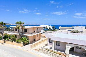 Una zona residencial costera con arquitectura moderna, con balcones y vista despejada al mar.
