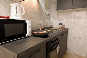 Réfrigérateur, micro-ondes, four, plaque de cuisson