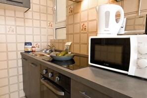 Réfrigérateur, micro-ondes, four, plaque de cuisson