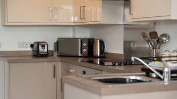 Jääkaappi, mikroaaltouuni, uuni, leivänpaahdin