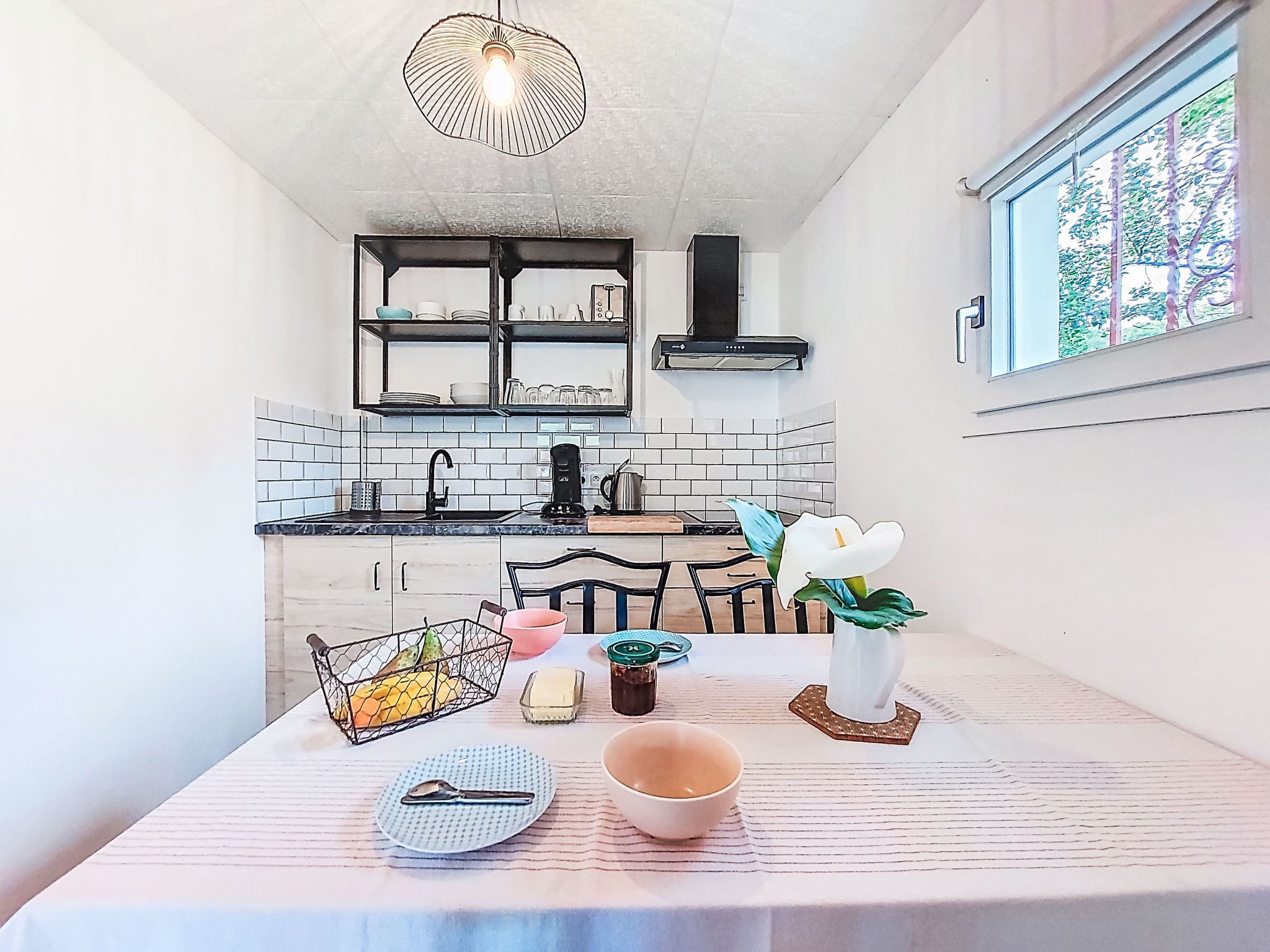 Kühlschrank, Mikrowelle, Kochgeschirr/Geschirr/Besteck