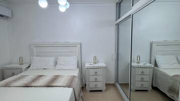 1 dormitorio, tabla de planchar con plancha, wifi y ropa de cama