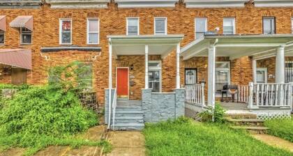 Charming 2-bedroom townhome in Baltimore with WiFi, AC