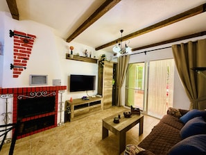 TV, fireplace