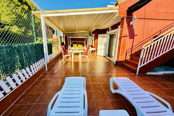 Our spacious terrace is your private relaxation haven. Soak up the sun on the hammocks, enjoy al fresco lunches and dinners at the table, and make the most of the barbecue for unforgettable moments.