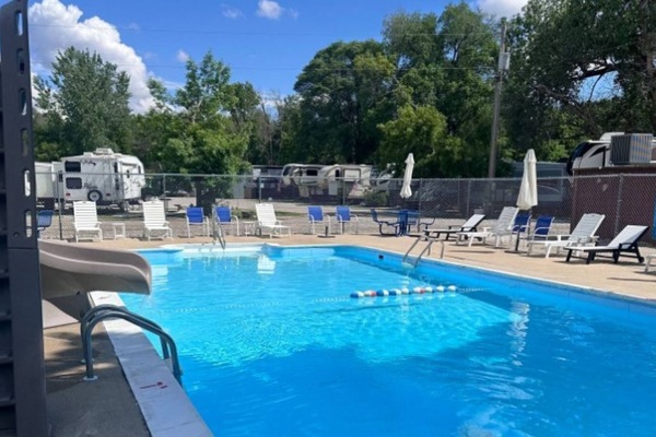 Alberca al aire libre y alberca climatizada