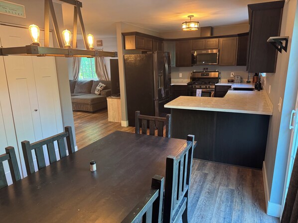 Dining - Nice 3-bedroom house with WiFi in a charming and quite neighborhood, in Wasilla. (Wasilla)