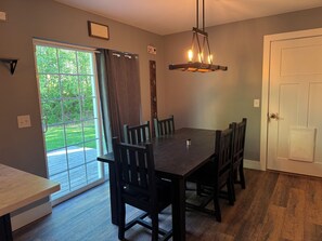 Dining - Nice 3-bedroom house with WiFi in a charming and quite neighborhood, in Wasilla. (Wasilla)