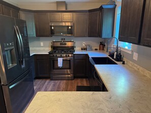 Fridge, microwave, oven, stovetop - Nice 3-bedroom house with WiFi in a charming and quite neighborhood, in Wasilla. (Wasilla)