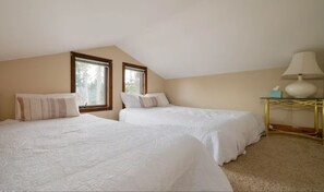 3 bedrooms, desk, travel cot, free WiFi - Mountain escape, minutes from Winter Park resort and town. Hot tub access. (Winter Park)