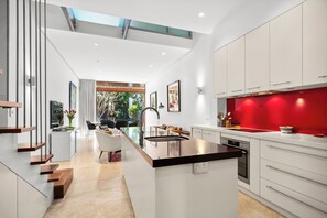 Geladeira, micro-ondas, fogão, cooktop