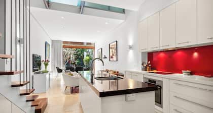 Stylish 3BR, 2BA King Beds Balmain Terrace Near Parks, Ferries & Darling Street