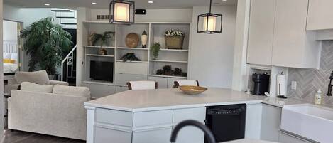 Mikrowelle, Ofen, Herdplatte, Geschirrspüler