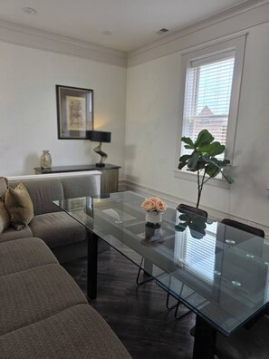 Dining - Luxury 2-bedroom downtown apartment quick access to events in Indianapolis. (Indianapolis)