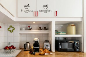 Microondas, horno, placa de cocina