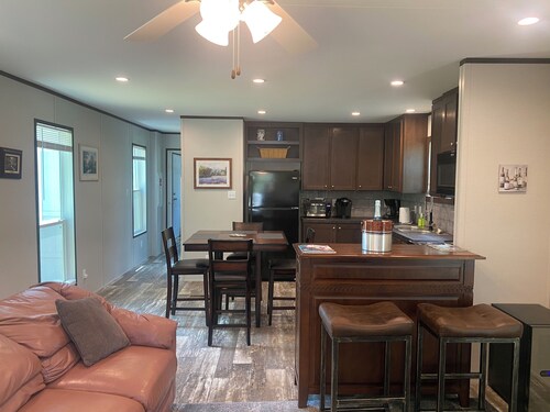 New Cozy 1 Bedroom/Bath Place Only 5 Minutes To Granbury’s Historic Square/Lake