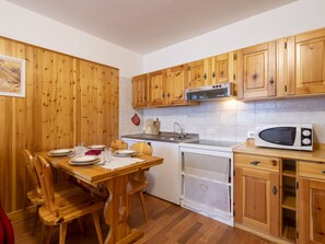 Fridge, microwave, oven, cookware/dishes/utensils