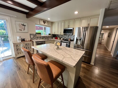 6 bd, 3 bath, Sleep 14+, AC, Very Clean, Luxury, spacious, WiFi, NO Pets