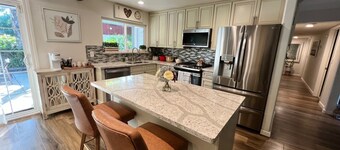 6 bd, 3 bath, Sleep 14+, AC, Very Clean, Luxury, spacious, WiFi, NO Pets