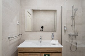 Dusche, Haartrockner, HandtĂŒcher