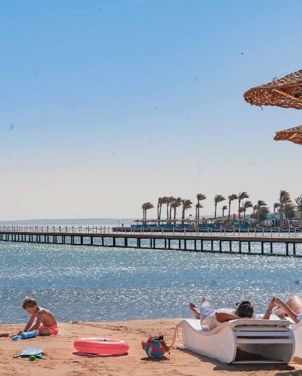 Nära stranden och solstolar