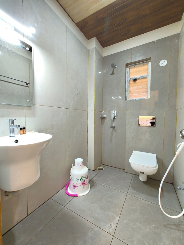 Een badkamer met een wastafel, toilet en douche.