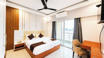 Hypo-allergenic bedding, in-room safe, desk, free WiFi