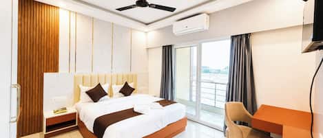 Hypo-allergenic bedding, in-room safe, desk, free WiFi