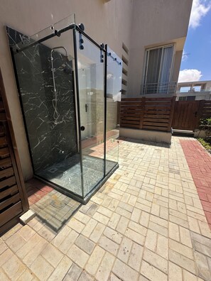 Enjoy a refreshing outdoor shower with a clear view of the surrounding area.