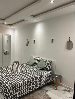 1 chambre, fer et planche à repasser, draps fournis