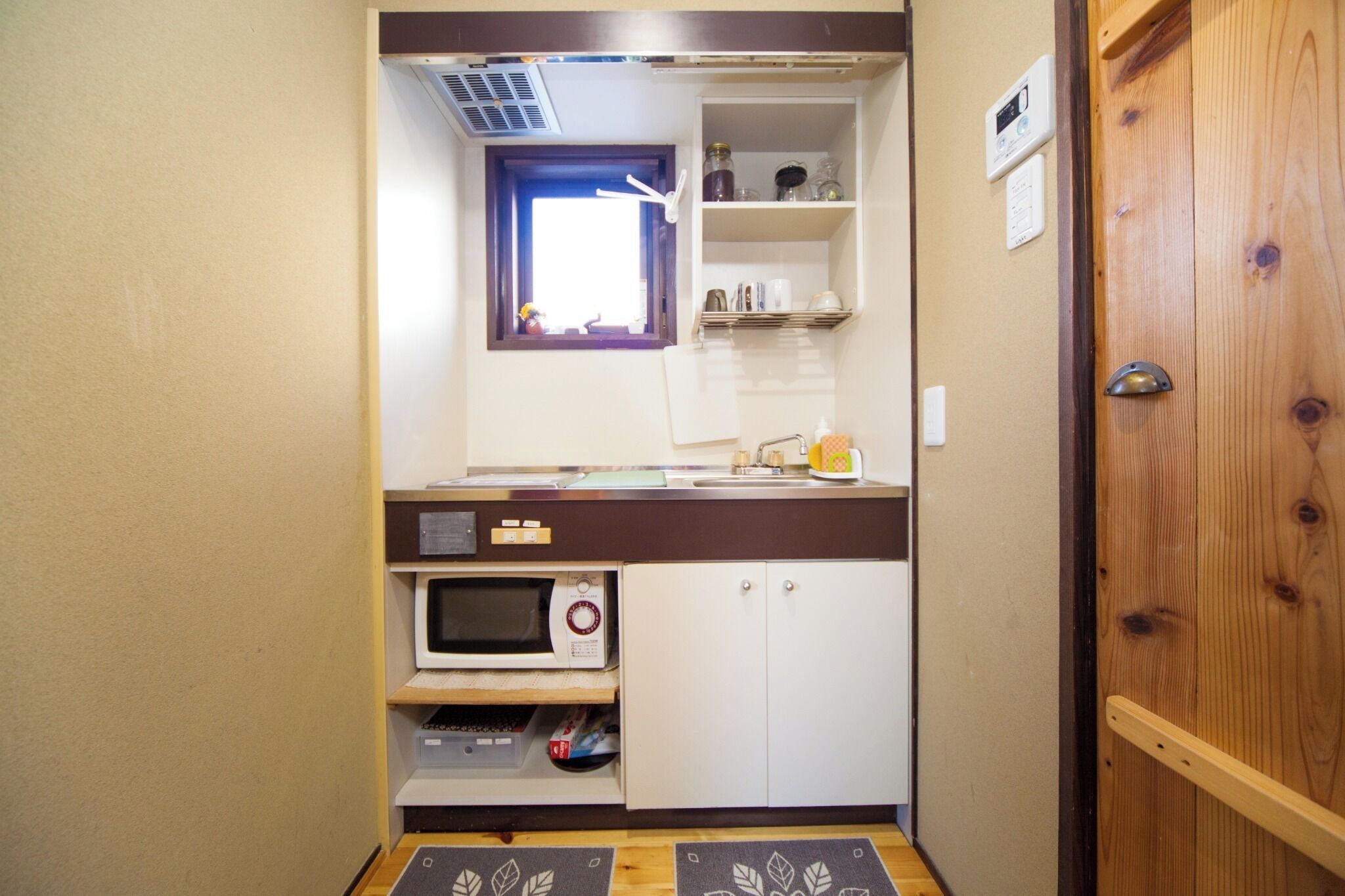 Fridge, microwave, stovetop, cookware/dishes/utensils