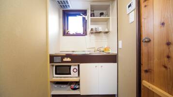 冷蔵庫、電子レンジ、コンロ、調理器具と食器