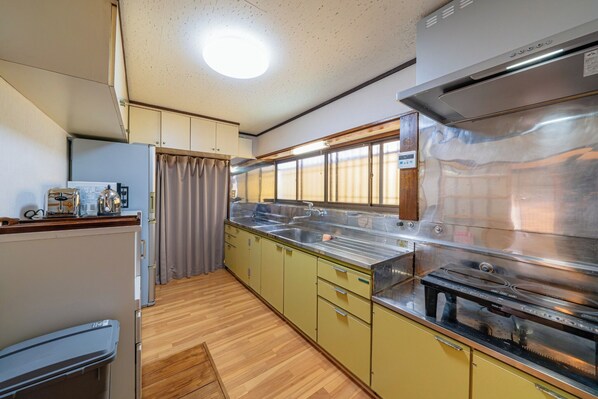 Refrigerador, microondas, placa de cocina, utensilios de cocina