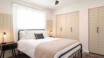 1 slaapkamer, een strijkplank/strijkijzer, gratis wifi, beddengoed