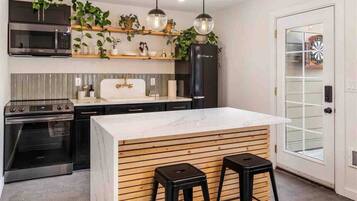 Een koelkast, een magnetron, een oven, een koffiezetapparaat/waterkoker