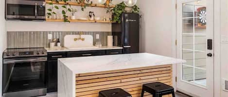 Kühlschrank, Mikrowelle, Ofen, Wasserkocher mit Kaffee-/Teezubehör