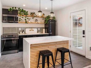 Frigorífico, microondas, horno y placa de cocina