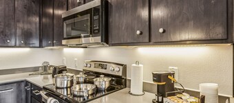 New Luxury Pool Home, Mins To Hospitals, Gym, Amazing Amenities