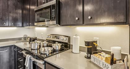 New Luxury Pool Home, Mins To Hospitals, Gym, Amazing Amenities