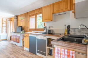 Een koelkast, een microgolfoven, een oven, een vaatwasser