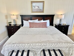 1 bedroom, WiFi - Gallagher's Travels Room Eight (King) (Bar Harbor)